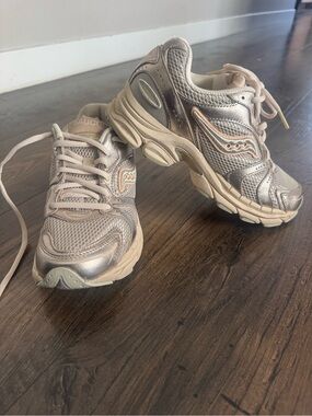 Saucony ProGrid Triumph Metallic Rose/Champagne Lace-Up Athletic Sneakers Size 6